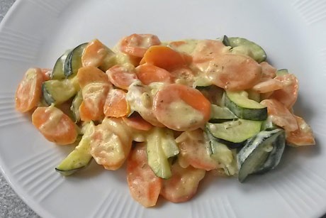 Zucchini-Karottengemüse mit Frischkäse
