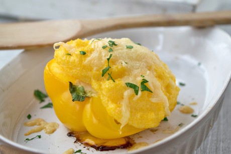 Gegrillte Paprika mit Polenta gefüllt