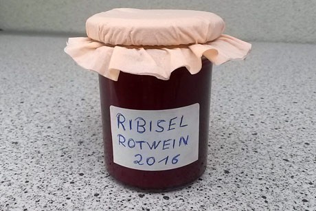 Ribiselmarmelade mit Rotwein