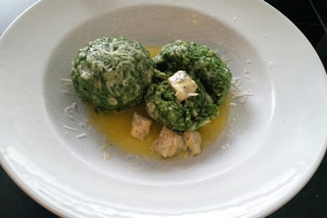 Spinatknödel mit flüssigem Gorgonzolakern