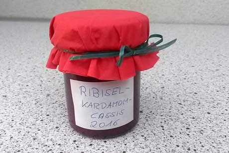 Ribiselmarmelade mit Kardamom und Cassis