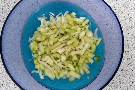 Gurkensalat mit Zwiebel