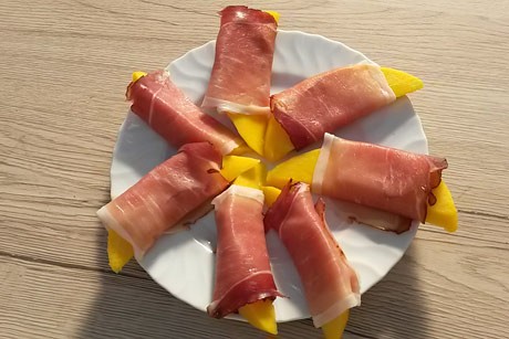 Mango mit Schinken