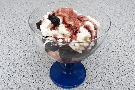 Eisbecher mit Brombeeren