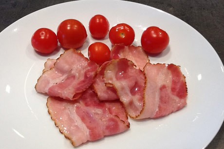Frühstücksspeck mit Cocktailtomaten