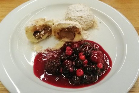 Nougatknödel mit Fruchtsauce