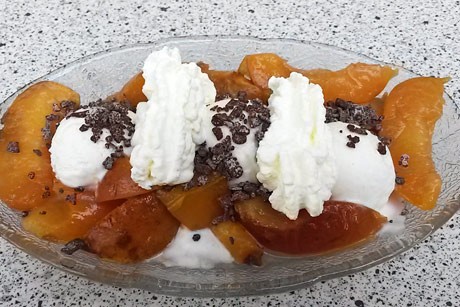 Joghurteis mit glasiertem Pfirsich