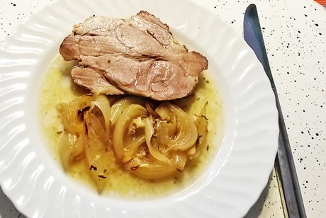 Schweinsbraten mit Zwiebel