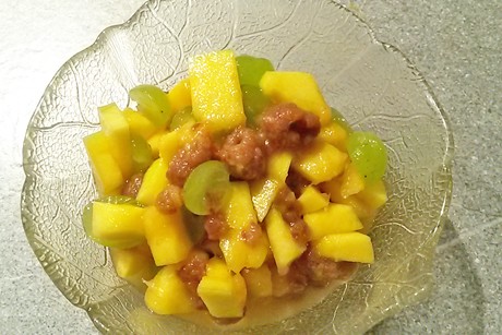 Obstsalat mit Likörhimbeeren