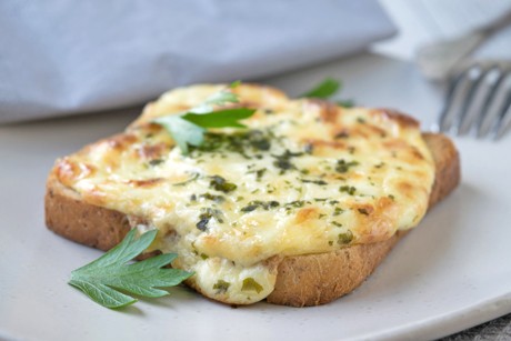 Käsetoast mit Kräuter