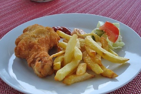 Hühnerschenkel mit Pommes
