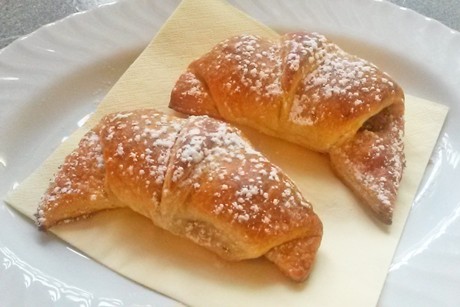 Nusskipferl aus Germteig