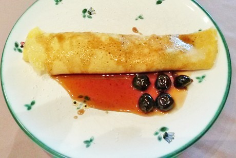 Palatschinken mit Amarenakirschen