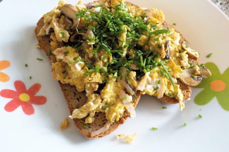 Schwarzbrot mit Eierspeise