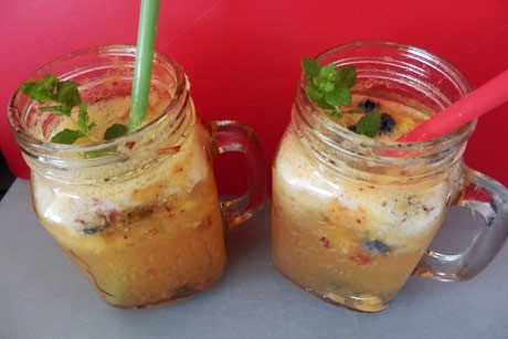 Pfirsich-Heidelbeer-Detox Wasser