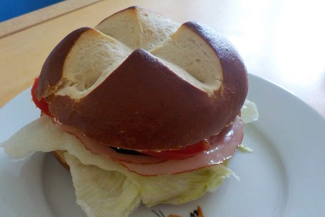 Gefülltes Laugenweckerl