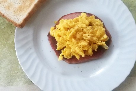 Eierspeise mit Leberkäse