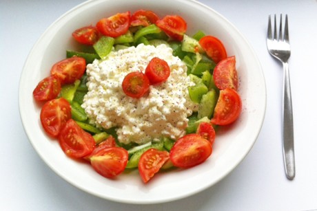 Tomaten-Paprika mit Hüttenkäse