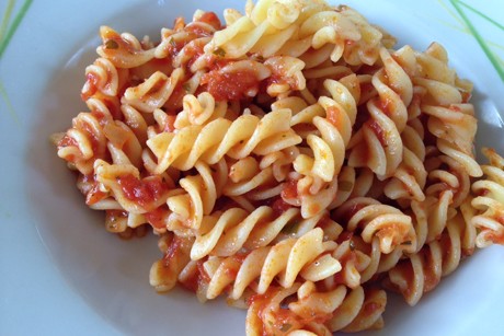 Glutenfreie Nudeln mit Tomatensauce