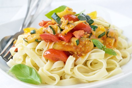 Zucchini-Tomatennudeln