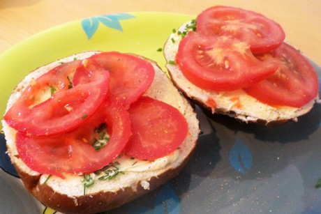 Laugenbrötchen mit Tomate