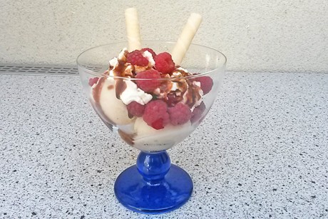 Eisbecher mit Himbeeren