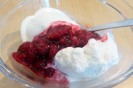 Vanilleeis mit heissen Himbeeren