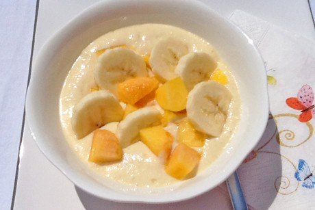 Topfencreme mit Banane und Pfirsich