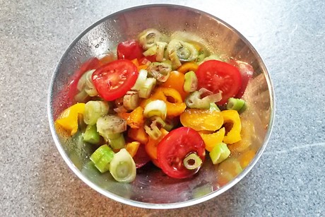 Tomaten-Paprikasalat mit Jungzwiebel