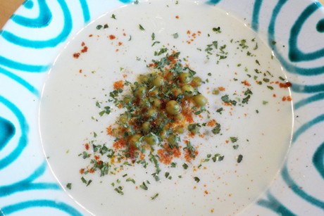 Knoblauchsuppe mit Erbsen