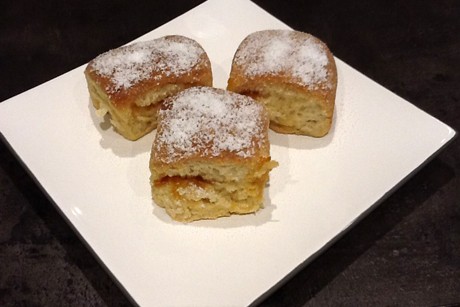 Buchteln mit Marillenmarmelade