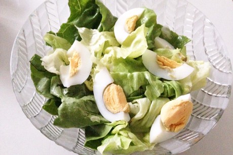 Blattsalat mit Ei