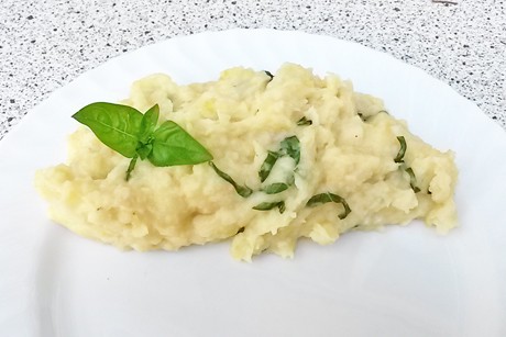 Sellerie-Kartoffelpüree mit Basilikum
