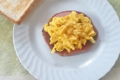 Gebratener Leberkäse mit Eierspeis