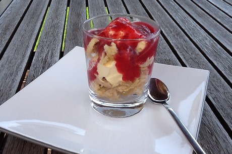 Biskuit mit Eis und Beerenmus