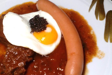 Fiakergulasch de luxe mit Kaviar