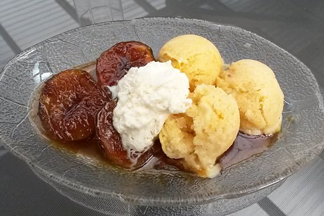 Eisschale mit gebratenen Feigen