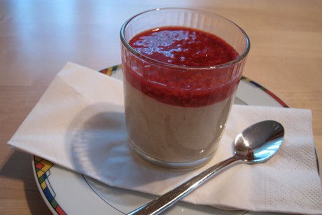 Gries-Karamelpudding mit Himbeeren