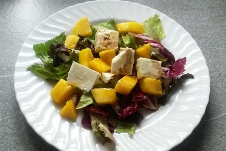 Mango-Schafkäse-Blatt-Salat