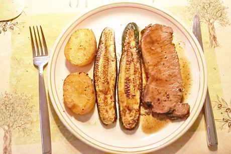 Gebratenes Beiried mit Zucchini