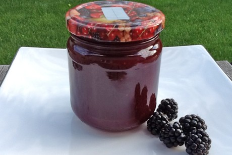 Brombeeren-Pfirsichmarmelade fein passiert