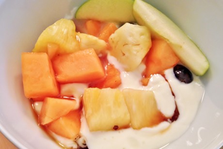 Gemischtes Obst mit Joghurt