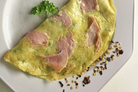 Kräuteromelett mit Schinken und Käse