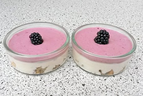 Brombeercreme mit Kekseinlage