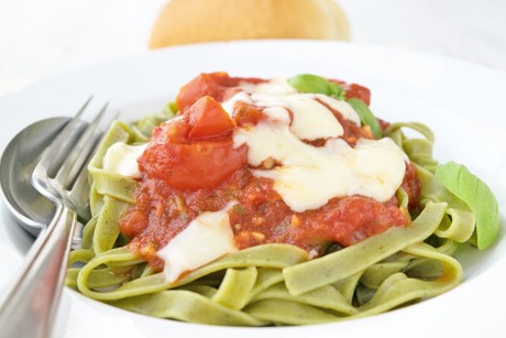 Grüne Nudeln mit Tomaten-Mozzarellasauce