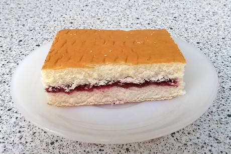Biskuitschnitte mit Brombeermarmelade