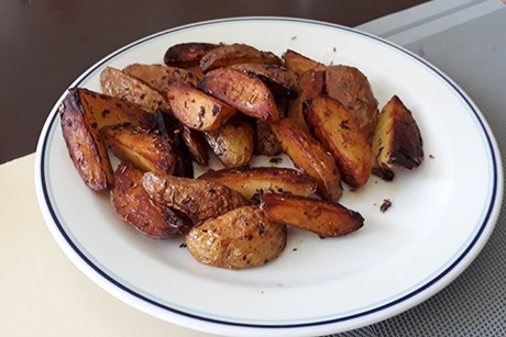 Gegrillte Kartoffelspalten mit Knoblauch und Kräutern