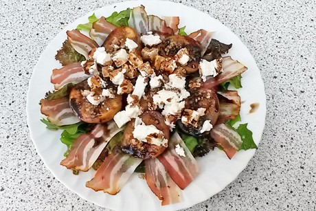 Gebratene Feigen auf Salat