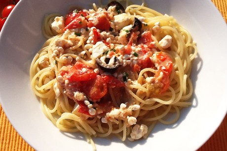 Spaghetti mit Hüttenkäse und Tomaten