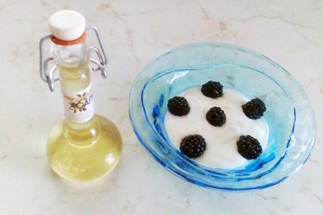 Limoncello-Joghurt mit Brombeeren
